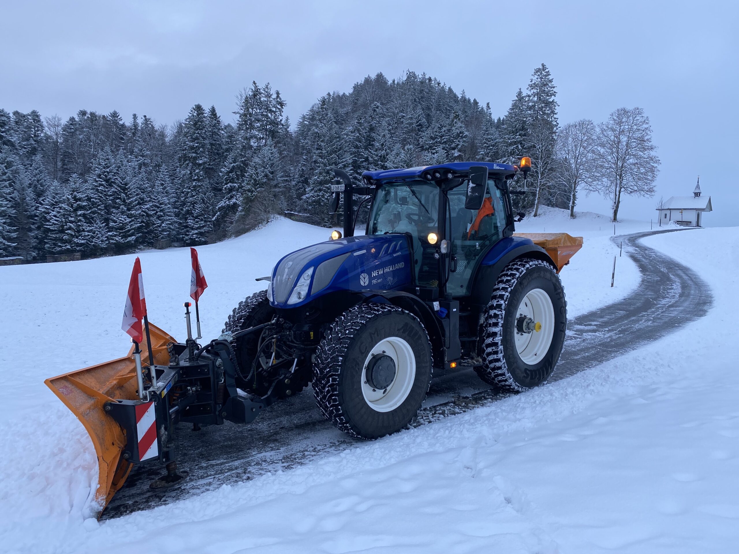Winterdienst mit einem Traktor