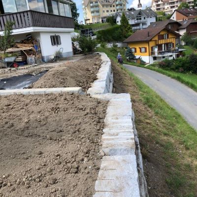 Steinmauer am Strassenrand