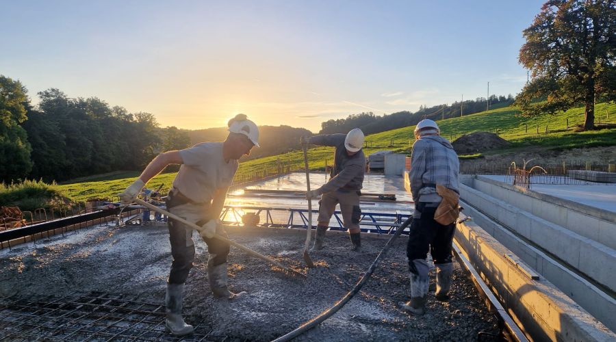 2 gelbe Bagger auf einer Erdbaustelle