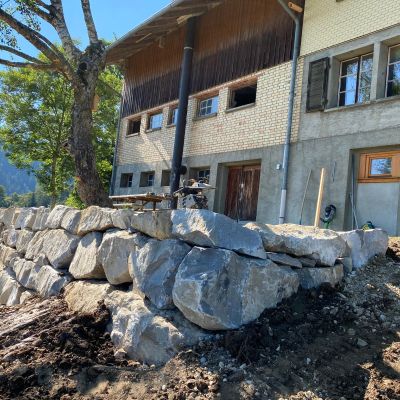 Umgebung mit Steinmauer