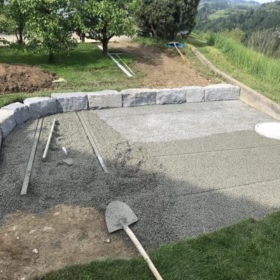 Umgebung mit Steinwand