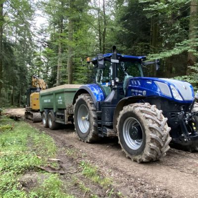 Naturstrasse mit Traktor